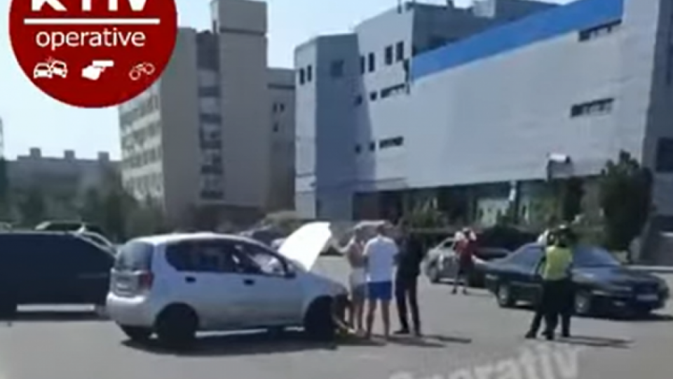 В Киеве 9-летний ребенок за рулем Tesla устроил ДТП