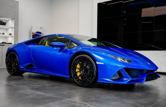 В Украине засветился яркий суперкар Lamborghini