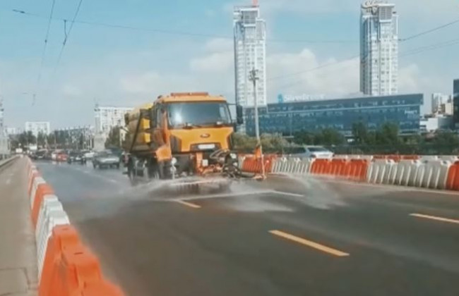 Сильная жара в Киеве: коммунальщики поливают улицы водой, видео