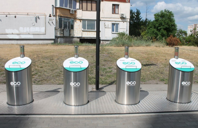 В столице появились подземные мусорные баки на пульте