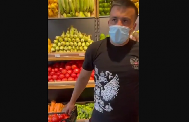 В Киеве работник магазина ходил в торговом зале в футболке с гербом РФ: видео