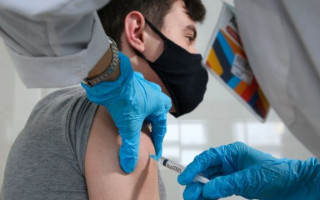 По $100 за укол: в США за вакцинацию будут платить деньги