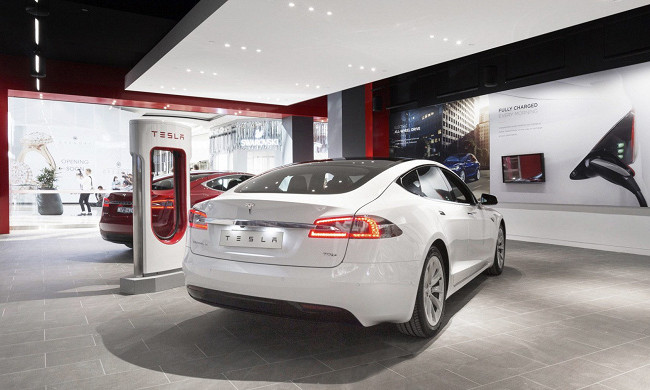 Tesla закрывает автосалоны в дорогих местах: компания снова меняет стратегию