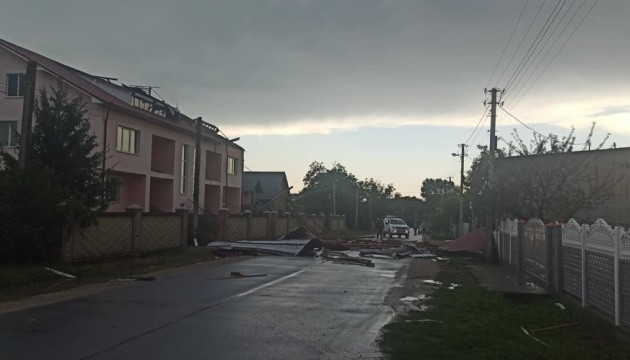 Поваленные деревья и сорванные крыши: на Прикарпатье бушевал сильный ветер, фото