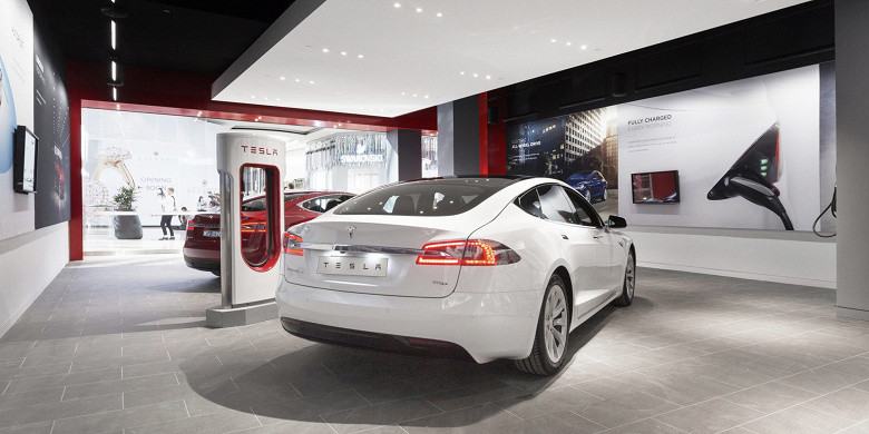 Tesla закрывает автосалоны в дорогих местах: компания снова меняет стратегию
