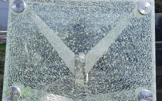 Вандалізм на «мосту Кличко»: знову розбили скло