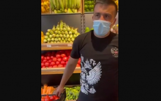 В Киеве работник магазина ходил в торговом зале в футболке с гербом РФ: видео