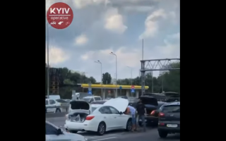 В Киеве в ДТП столкнулись шесть автомобилей: одно авто загорелось