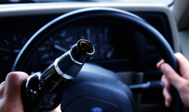 В Киеве полиция остановила пьяную жену таможенника за рулем авто: обещала всем сделать капец