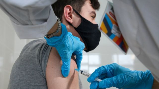По $100 за укол: в США за вакцинацию будут платить деньги