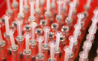 Решение, смешивать ли вакцины от COVID-19, будет принимать врач