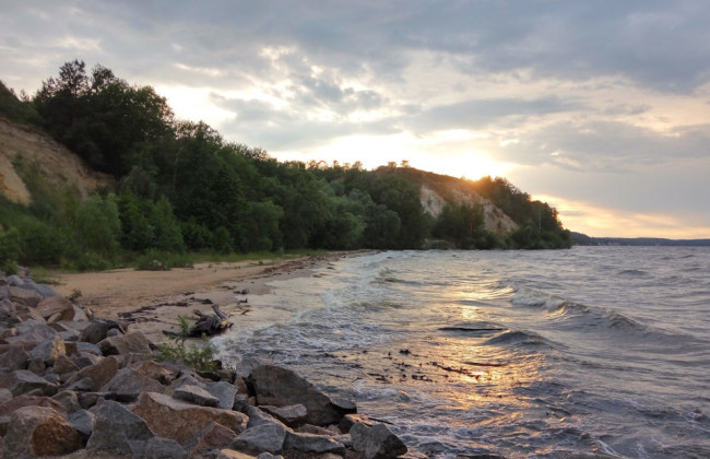 Не поділили місце відпочинку: на Київському морі побилися дві компанії