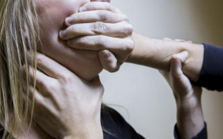 Отказалась готовить еду ночью: под Киевом муж задушил жену, видео