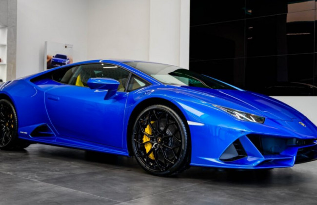 В Украине заметили яркий суперкар Lamborghini