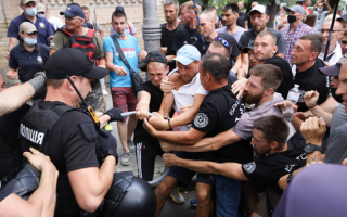 В Киеве во время ЛГБТ-акции под Офисом Президента произошли столкновения: фото и видео