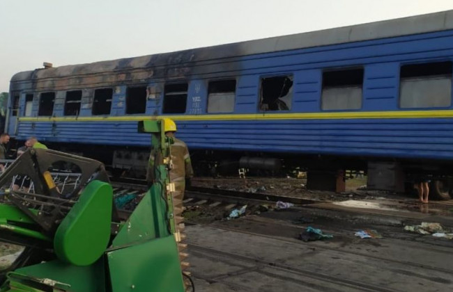 Серьезное ДТП под Полтавой с участием поезда и грузовика с комбайном: подробности и фото