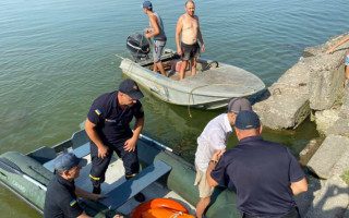 На украинском курорте подростка на надувном матрасе отнесло на километр от берега