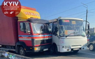 В Киеве грузовик протаранил маршрутку