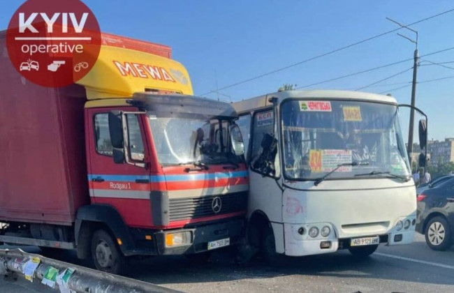 В Киеве грузовик протаранил маршрутку