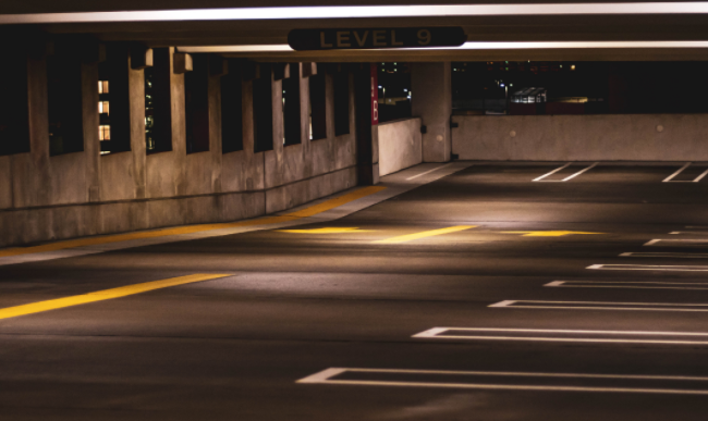 В Киеве заметили очередного «героя парковки»: спешил покушать суши и заехал в клумбу