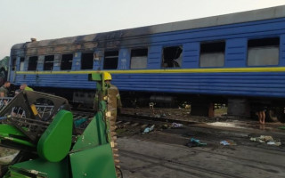 Серьезное ДТП под Полтавой с участием поезда и грузовика с комбайном: подробности и фото