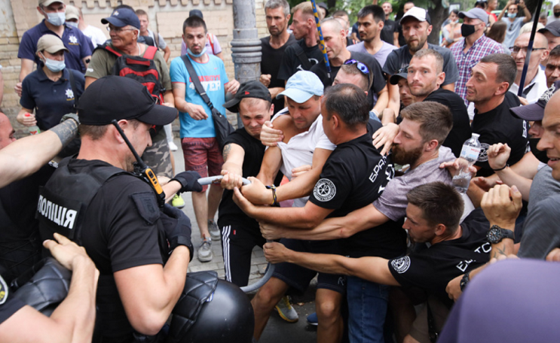 В Киеве во время ЛГБТ-акции под Офисом Президента произошли столкновения: фото и видео
