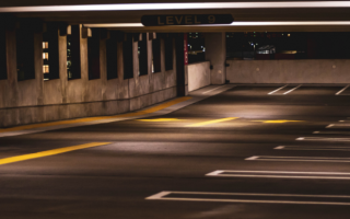 В Киеве заметили очередного «героя парковки»: спешил покушать суши и заехал в клумбу