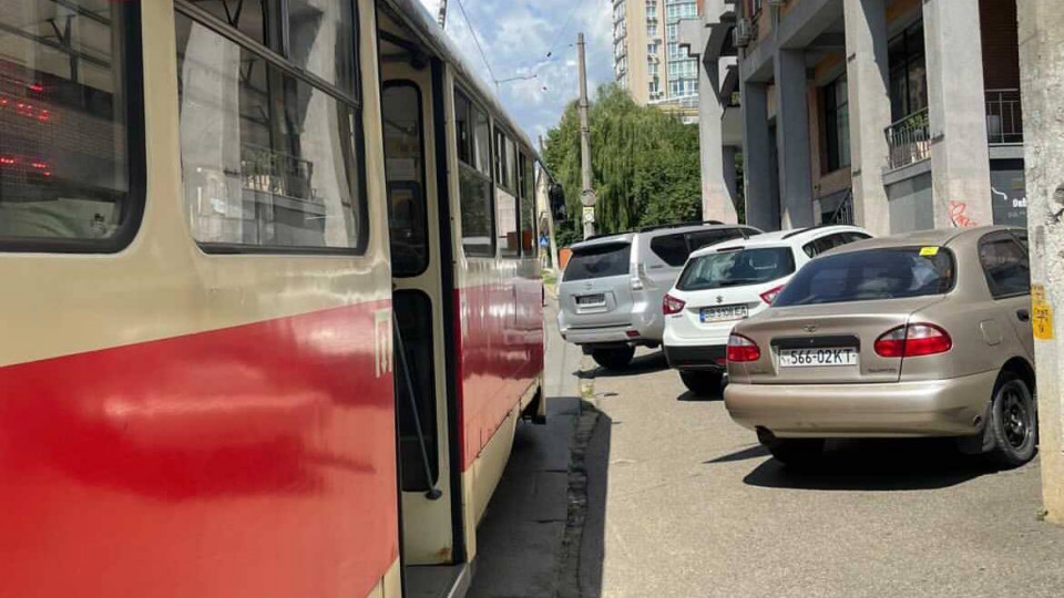 В Киеве «герой парковки» на внедорожнике заблокировал движение трамваев