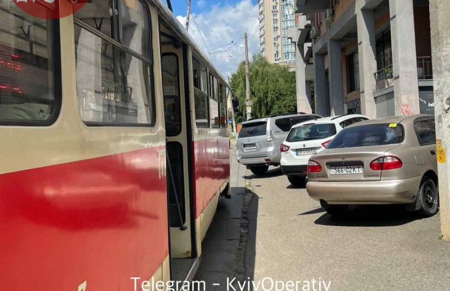 В Киеве «герой парковки» на внедорожнике заблокировал движение трамваев