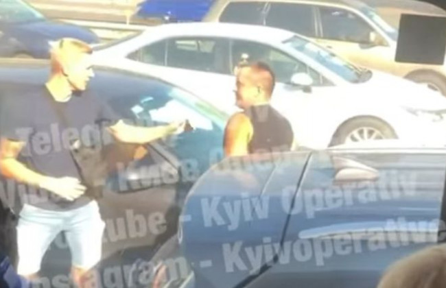 В Киеве водители маршрутки и легковушки устроили драку прямо на дороге, видео