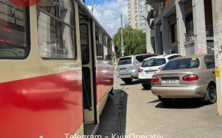 В Киеве «герой парковки» на внедорожнике заблокировал движение трамваев