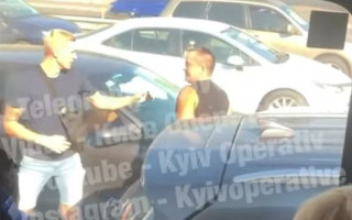 В Киеве водители маршрутки и легковушки устроили драку прямо на дороге, видео