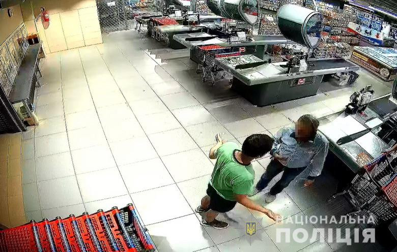 В столичном супермаркете покупатель набросился с кулаками на охранника