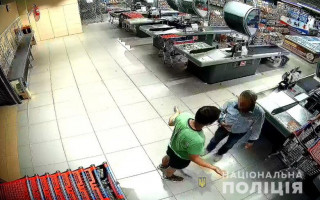 В столичном супермаркете покупатель набросился с кулаками на охранника