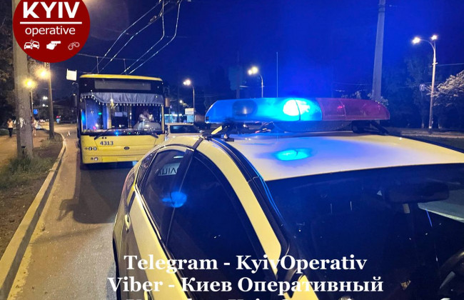 У Києві велосипедист побив пасажира тролейбуса: деталі інциденту