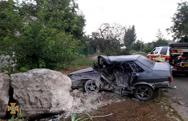 Смертельна ДТП: на Дніпропетровщині авто злетіло з дороги