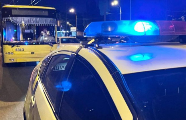 Бил флягой для воды: в Киеве велосипедист напал на пассажира троллейбуса, фото