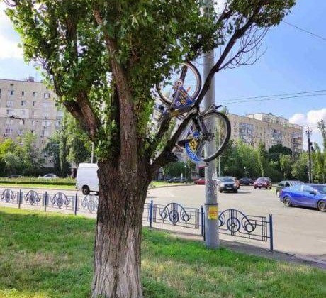 «Не было места на тротуаре»: в Киеве необычно припарковали велосипед