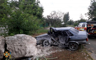 Смертельна ДТП: на Дніпропетровщині авто злетіло з дороги