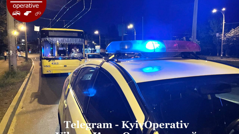 У Києві велосипедист побив пасажира тролейбуса: деталі інциденту