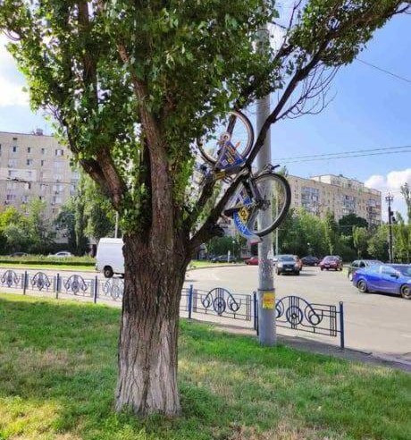 «Не было места на тротуаре»: в Киеве необычно припарковали велосипед