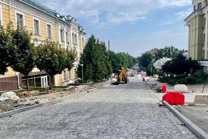 Оновлення доріг в Києві: показали, як ремонтують вулицю Андріївську