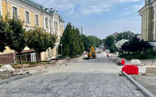 Оновлення доріг в Києві: показали, як ремонтують вулицю Андріївську