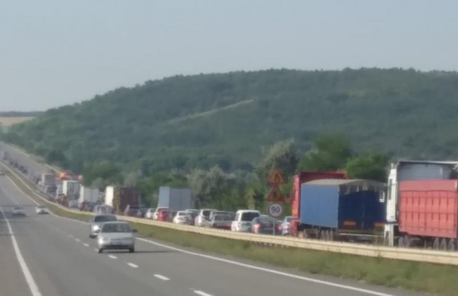 Обвал на трассе Одесса—Киев спровоцировал многокилометровую пробку