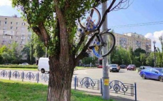 «Не было места на тротуаре»: в Киеве необычно припарковали велосипед