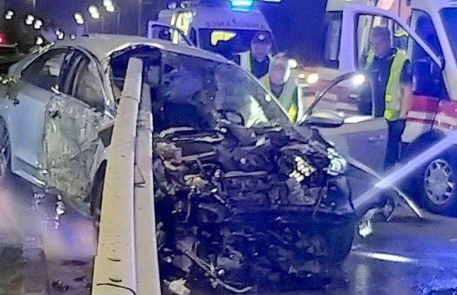 Серьезное ДТП в Киеве: отбойник «прошил» легковушку, фото