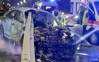 Серьезное ДТП в Киеве: отбойник «прошил» легковушку, фото