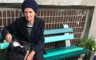 В Киеве разыскивают родственников бабушки, которая потерялась: фото