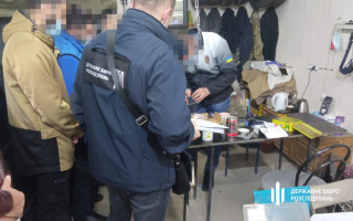 Поліцейські примушували наркозалежного виготовляти наркотики для продажу