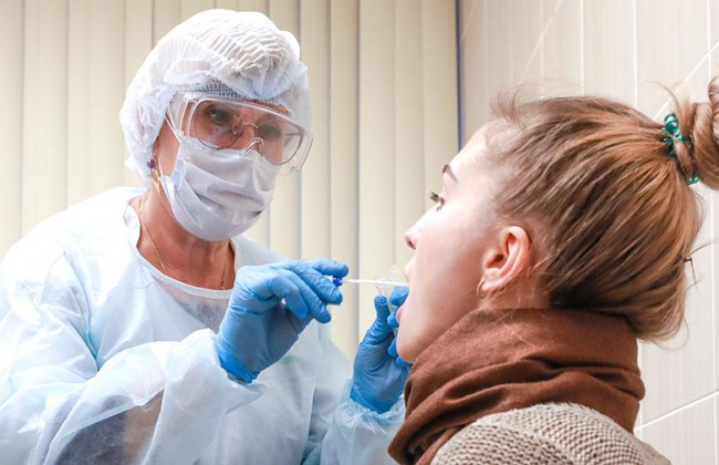 Стало известно, чем отличаются COVID-симптомы у людей разного возраста